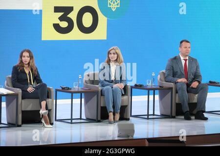 KIEV, UCRAINA - 16 GIUGNO 2021 - Vice Ministro dell'Economia dell'Ucraina Kristina Holubitska, Vice Ministro della Giustizia dell'Ucraina Olena Vysotska e De Foto Stock