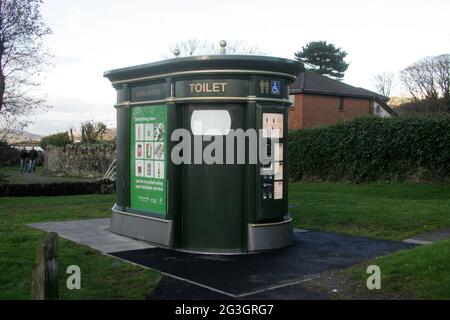 Superloo con pubblicità a lato sul reccyling , Nord ayrshire, Scozia, Regno Unito Foto Stock