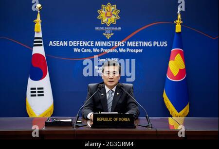 16 giugno 2021, SEOUL, COREA DEL SUD: 16 giugno 2021-SEOUL, 16 giugno (Yonhap) -- Mercoledì il ministro della Difesa Suh Wook ha discusso la situazione della sicurezza globale con i suoi omologhi dei paesi della regione e ha chiesto un continuo sostegno agli sforzi della Corea del Sud per stabilire una pace duratura nella penisola coreana, ha detto il suo ufficio. Il suh ha partecipato all'ottava riunione Plus dei ministri della Difesa dell'Associazione delle Nazioni del Sud-Est Asiatico (ASEAN) (ADMM-Plus), organizzata tramite un collegamento video, che ha riunito i principali funzionari della difesa di 10 paesi ASEAN e otto stati membri, Corea del Sud, Stati Uniti, Ja Foto Stock