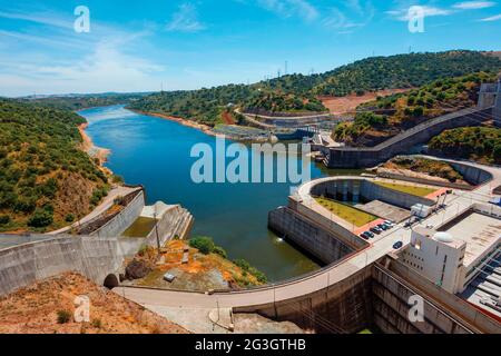 Confine dei distretti di Evora e Beja, Alentejo, Portogallo. La diga di Alqueva sul fiume Guadiana. Barragem de Alqueva. Foto Stock