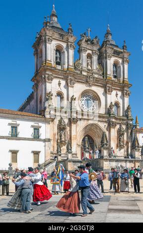 Alcobaca, distretto di Leiria, Portogallo. Gruppo folcloristico di ballo che si esibisce di fronte a Mosteiro de Santa Maria. Monastero di Santa Maria. Il monastero i Foto Stock