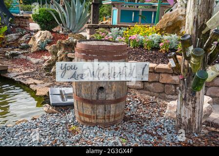 La Green House Nursery è la 'pianta Disneyland' secondo il suo proprietario che ha riempito i 19 acri di giardino e vivaio con fantasioso e divertente Foto Stock