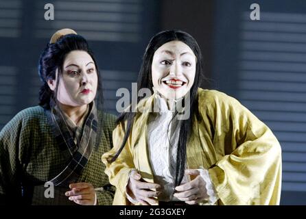 l-r: Enkelejda Shkosa (Suzuki), Cristina Gallardo-Domas ( Cio-Cio-San / Madam Butterfly) in MADAMA BUTTERFLY di Puccini alla Royal Opera, Covent Garden, Londra WC2 18/03/2003 direttore: Antonio Pappano scenografia: Christian Fenouillat costumi: Agostino Cavalca illuminazione: Lui Foressa Direttore originale di Mourier &: Christopher Leusher Patishe Foto Stock