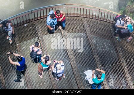 IGUACU, BRASILE - 5 FEBBRAIO 2015: I turisti ammirano le cascate di Iguacu (Iguazu) su un confine tra Brasile e Argentina Foto Stock