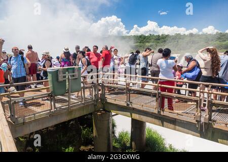 IGUAZU, ARGENTINA - 6 FEBBRAIO 2015: I turisti ammirano le cascate di Iguacu (Iguazu) su un confine tra Brasile e Argentina Foto Stock