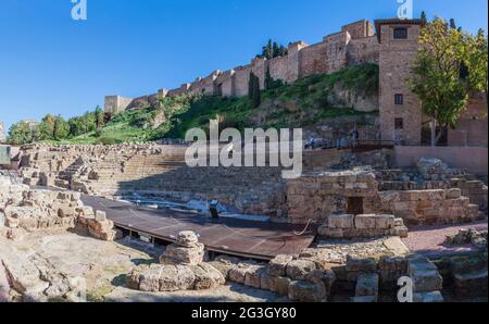 MALAGA, SPAGNA - 25 GIU 2015: Rovine dell'anfiteatro romano a Malaga, Spagna Foto Stock