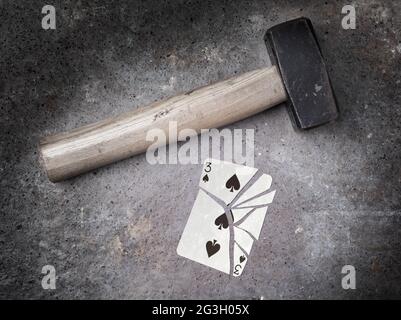 Martello con una carta rotta, tre di picche Foto Stock