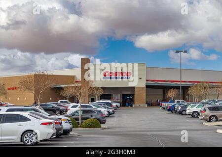 Victorville, CA, USA – 19 gennaio 2021: Un parcheggio occupato presso Costco Wholesale durante la pandemia COVID-19 a Victorville, California. Foto Stock