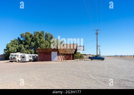 Newberry Springs, CA, USA – 18 febbraio 2021: Vista grandangolare del Bagdad Cafe sulla Route 66 situato nella città desertata di Mojave, Newberry Springs, C. Foto Stock