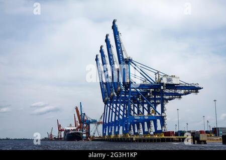 scena portuale industriale, nave di carico grande attraccata; contenitori; portarinfuse, trasporto; industria, nautica, affari, trasporto merci, acqua, gru Foto Stock