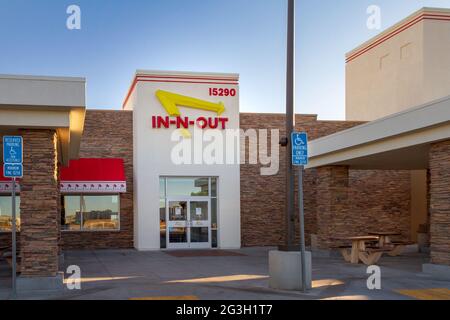 Victorville, California, USA – 6 giugno 2021: Vista esterna la mattina presto prima dell'apertura presso il ristorante in-N-out di Victorville, California. Foto Stock