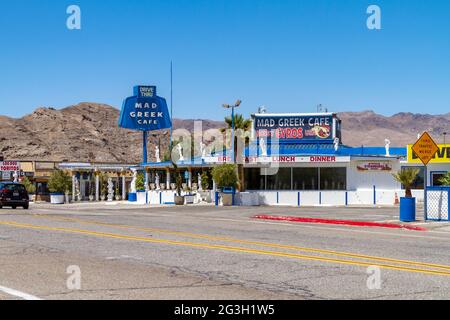 Baker, CA, USA – 6 giugno 2021: Il Mad Greek Cafe è un famoso ristorante sulla strada nella città di Baker, California, nel deserto del Mojave. Foto Stock