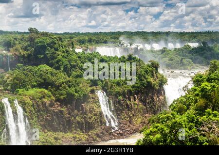 Iguacu (Iguazu) cade su un confine tra Brasile e Argentina Foto Stock