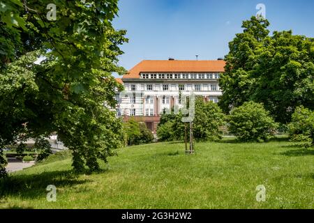 Alta Corte di Praga e Alto procuratore, vista frontale di un edificio dal parco, Pankrác, Praga, repubblica Ceca, Europa Foto Stock