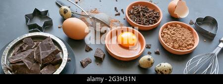 Mescolare gli ingredienti del dessert da forno su sfondo scuro, piatto culinario Foto Stock