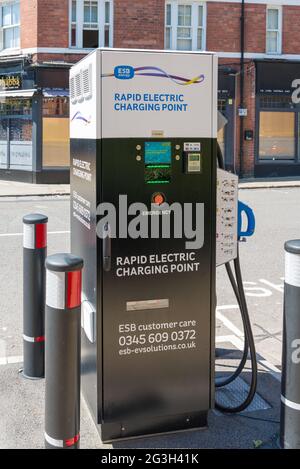 ESB eCars Rapid Electric Charging Point per auto elettriche nel centro di Coventry, West Midlands Foto Stock