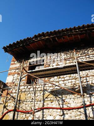 Un antico casale italiano in pietra in fase di demolizione. Provincia di Udine, Friuli-Venezia Giulia, Italia nord-orientale Foto Stock