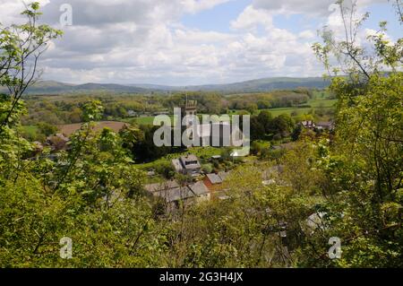 Vista della chiesa e parte della città di Montgomery da vicino al castello di Montgomery, Montgomyshire, Galles Foto Stock