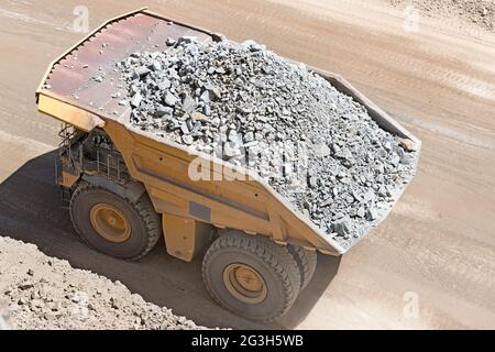 Una vista dall'alto di un grande dumper caricato di minerale in una miniera di rame. Foto Stock