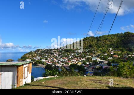 San Patrizio, San Vincenzo e Grenadine - 5 gennaio 2020: Vista di una comunità nella speranza di Pietro dalla Leeward Highway. Foto Stock