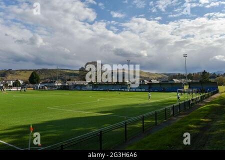 Bala, Galles 10 aprile 2021. JD Cymru Premier match tra Bala Town e i nuovi Santi, giocato a Maes Tegid,Bala. Foto Stock