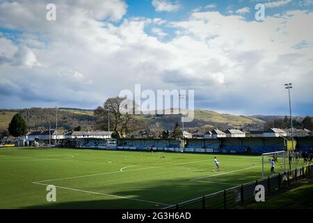 Bala, Galles 10 aprile 2021. JD Cymru Premier match tra Bala Town e i nuovi Santi, giocato a Maes Tegid,Bala. Foto Stock