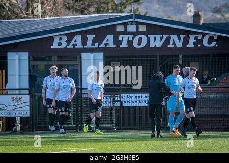 Bala, Galles 10 aprile 2021. JD Cymru Premier match tra Bala Town e i nuovi Santi, giocato a Maes Tegid,Bala. Foto Stock