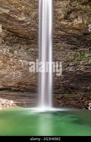 Le splendide Ozone Falls, nella contea di Cumberland, Tennessee, sono una rinfrescante piscina con una cascata fresca che alimenta la piscina. Foto Stock