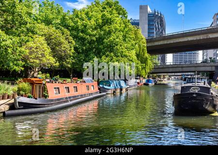 LONDRA INGHILTERRA LITTLE VENICE GRAND UNION CANAL E REGENT'S CANAL ORMEGGIATI NARROWBOATS E A40 WESTWAY BRIDGE Foto Stock