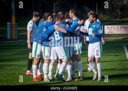 Bala, Galles 10 aprile 2021. JD Cymru Premier match tra Bala Town e i nuovi Santi, giocato a Maes Tegid,Bala. Foto Stock