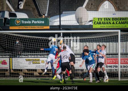 Bala, Galles 10 aprile 2021. JD Cymru Premier match tra Bala Town e i nuovi Santi, giocato a Maes Tegid,Bala. Foto Stock