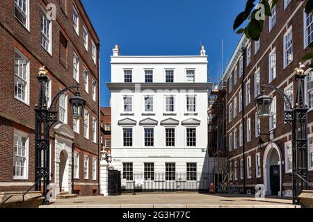 LONDRA INGHILTERRA MIDDLE TEMPLE COURTYARD DEVEREUX CHAMBERS BUILDINGS Foto Stock