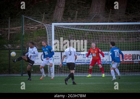 Bala, Galles 10 aprile 2021. JD Cymru Premier match tra Bala Town e i nuovi Santi, giocato a Maes Tegid,Bala. Foto Stock