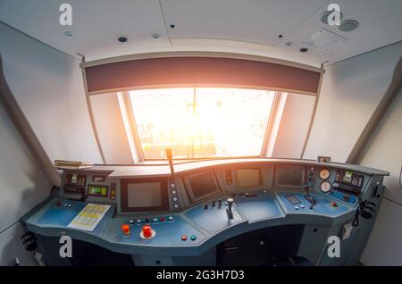 Vista dalla cabina del conducente di un treno elettrico, viaggio su una ferrovia Foto Stock