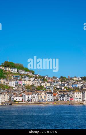 Bayard's Cove, vista sul fiume Dart in estate verso la storica area lungomare di Bayard's Cove a Dartmouth, Devon, Inghilterra, Regno Unito Foto Stock