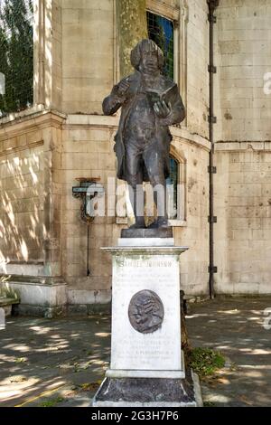 LONDRA, INGHILTERRA, STATUA DI SAMUEL JOHNSON FUORI ST. CLEMENTE DANES CHIESA LO STRAND Foto Stock