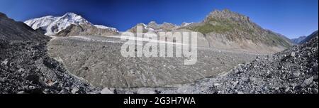 Suggestivo panorama del ghiacciaio e le cime più alte in Tien-Shan mountain range in Kirghizistan Foto Stock