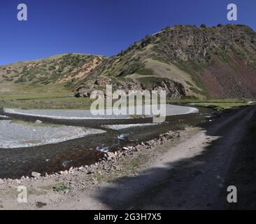 Strada di Ala Archa parco nazionale in Piazza Tian Shan mountain range in Kirghizistan Foto Stock