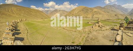 Suggestivo panorama di un antico villaggio nella valle nella regione Dolpo in Nepal Foto Stock