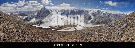 Suggestivo panorama del ghiacciaio Fedchenko nel Pamir Mountains in Tagikistan Foto Stock