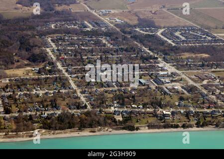 Sorvolando Kincardine, Ontario, Canada in una soleggiata giornata di primavera Foto Stock