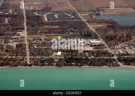 Sorvolando Kincardine, Ontario, Canada in una soleggiata giornata di primavera Foto Stock