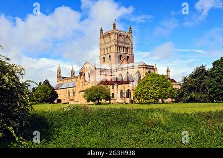 Tewkesbury Abbey vista dal sud-est, Gloucestershire, Inghilterra