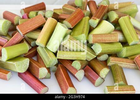 Rabarbaro 'Rheum rabarum' gambi raccolti, tagliati per il deserto al forno. Foto Stock