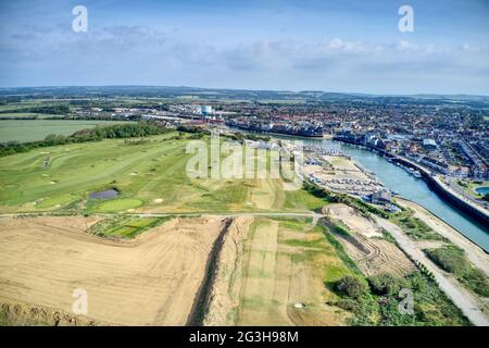 Vista aerea su Littlehampton e sul campo da golf Links vicino al fiume Arun in questa popolare destinazione turistica. Foto Stock