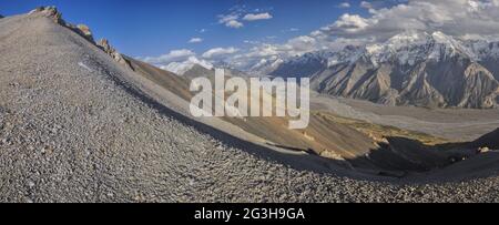 Suggestivo panorama della valle e picchi di montagna in Tien-Shan mountain range in Kirghizistan Foto Stock