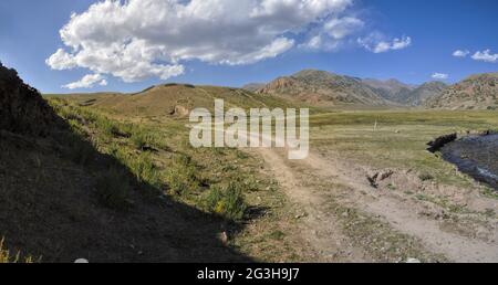 Strada di Ala Archa parco nazionale in Piazza Tian Shan mountain range in Kirghizistan Foto Stock