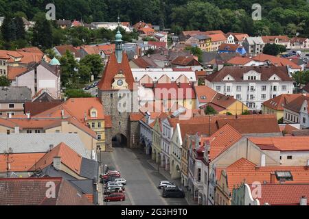 Domazlice, una piccola città della repubblica Ceca: Vista erale dalla torre della chiesa Foto Stock