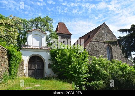 Domazlice, una piccola città della repubblica Ceca: La chiesa medievale del cimitero Foto Stock