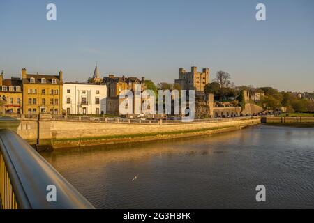 Rochester Castle e Esplanade dal ponte di Rochester al tramonto Foto Stock